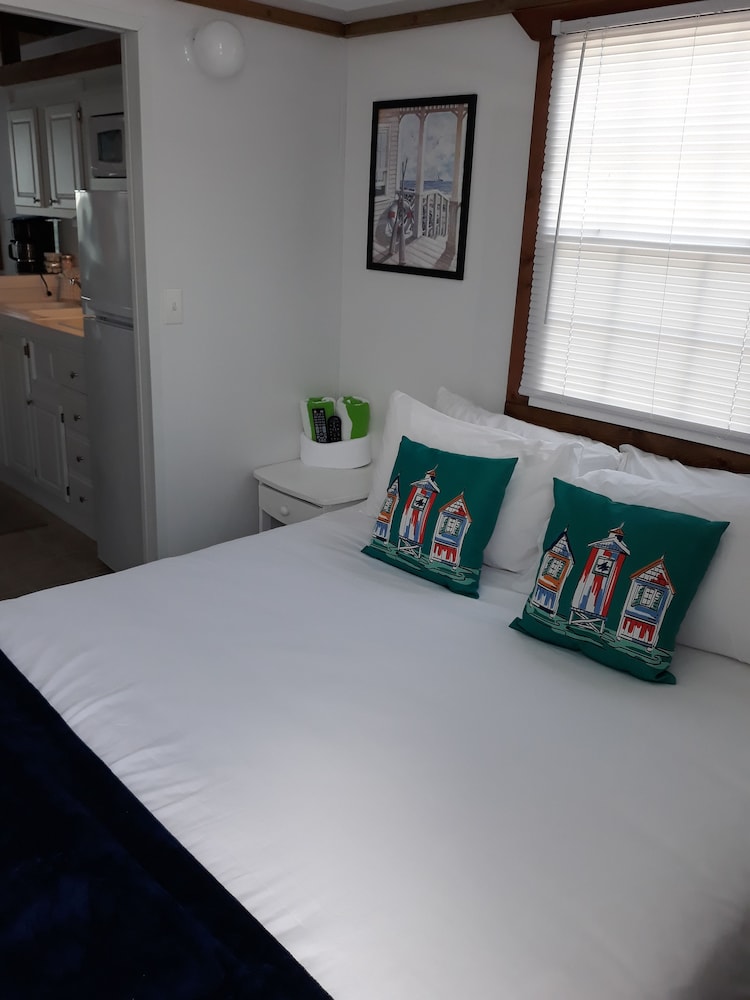 Dolphin: Aqua Lodge, 1 Bedroom, Bay View photo 1