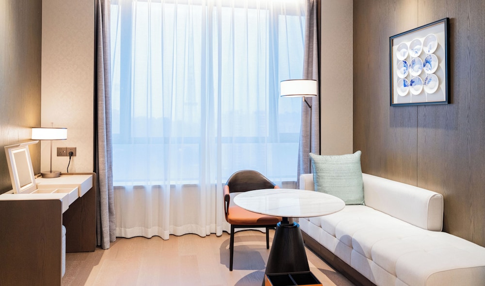Executive Room, 1 King Bed thumbnail 5