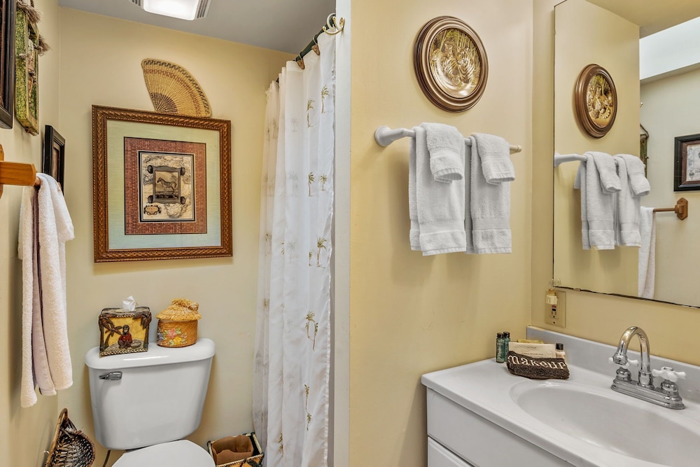 Premier Suite, Ensuite (The Bogie & Bacall Suite) photo 2