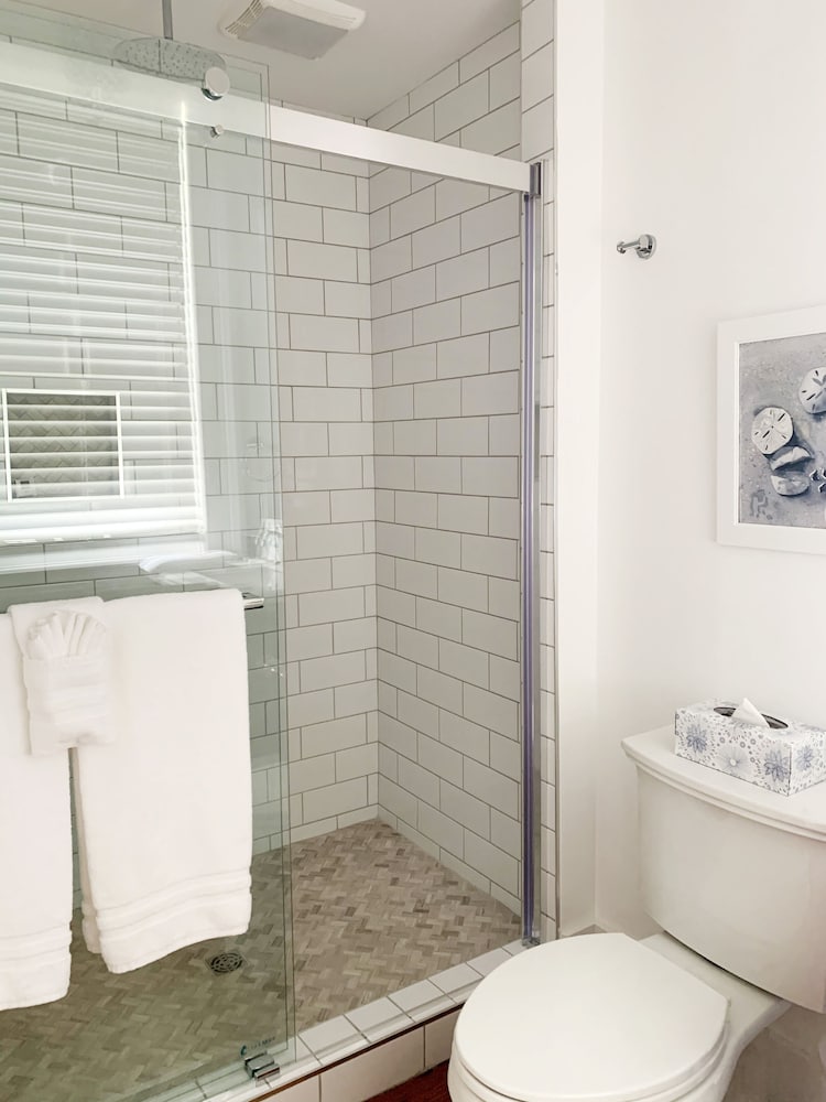 Superior Room, 1 King Bed, River View, Ground Floor thumbnail 5