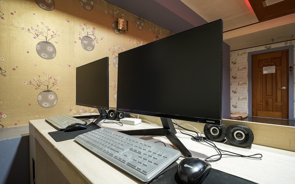 Room (VIP TWIN-2PC Gaming Room/Air Purifier) - Photo 3