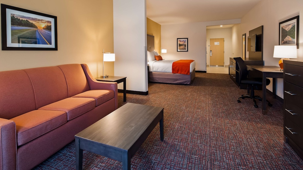 Suite, 1 King Bed, Non Smoking, Refrigerator (with Single Sofabed) - Photo 3