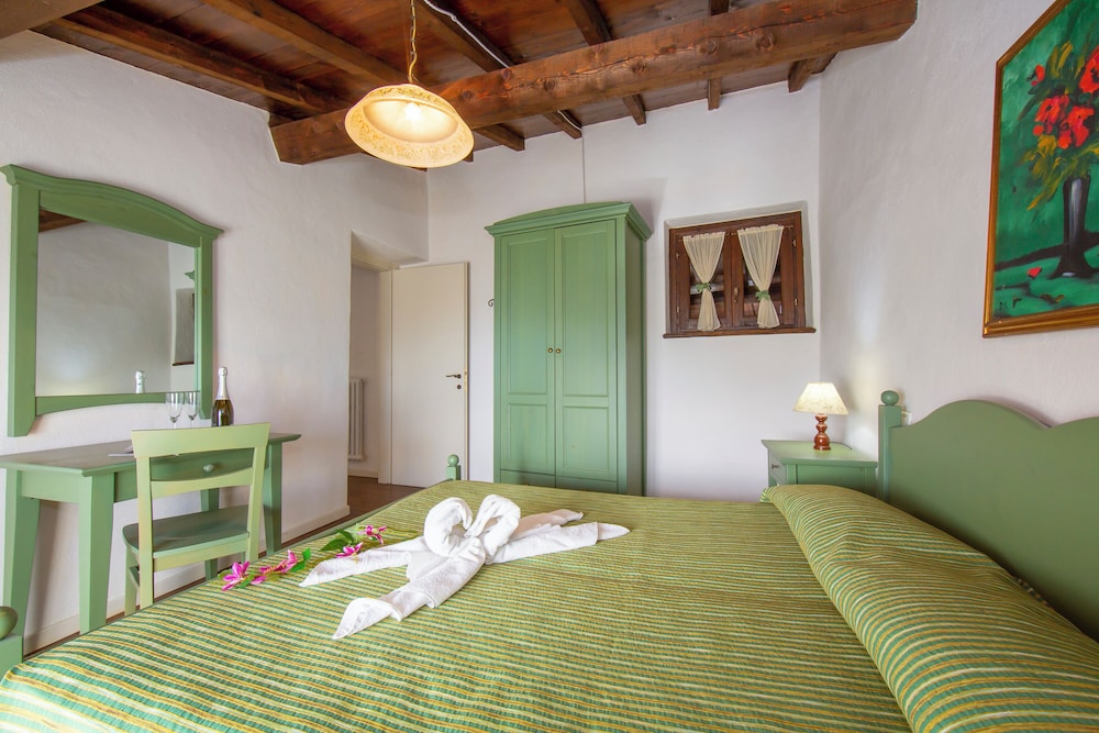Family Apartment, Multiple Bedrooms, Mountainside (Liano Violetta -view lake & parking) photo 1