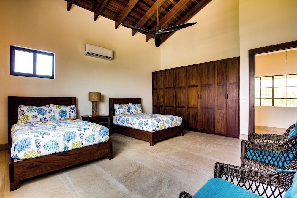 4 Bedroom Beach House with Pool photo 3