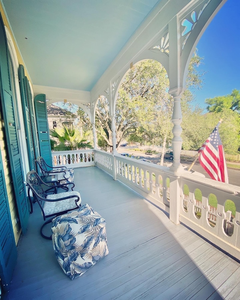 Classic Room, Balcony (The Victorian) photo 3