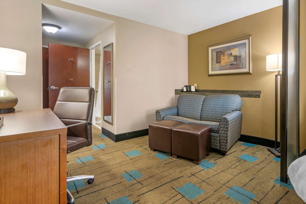 Suite, Multiple Beds, Accessible, Non Smoking photo 2