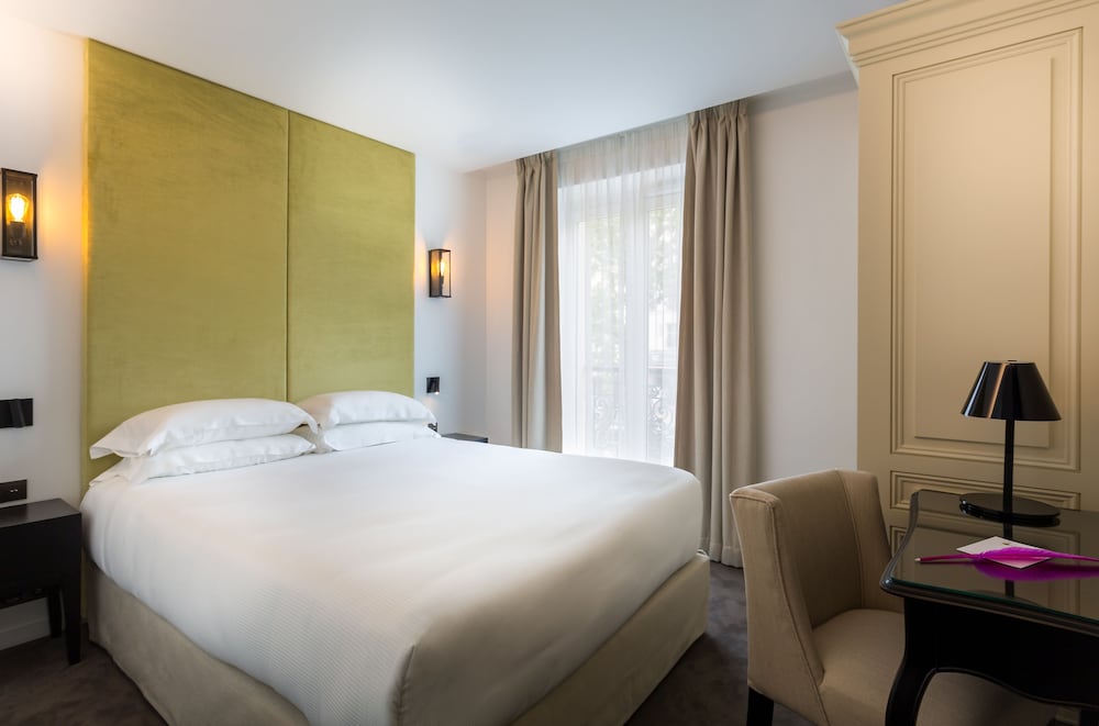 "Premier" Room, connecting room, Eiffel Tower side view right or left by opening the window photo 2