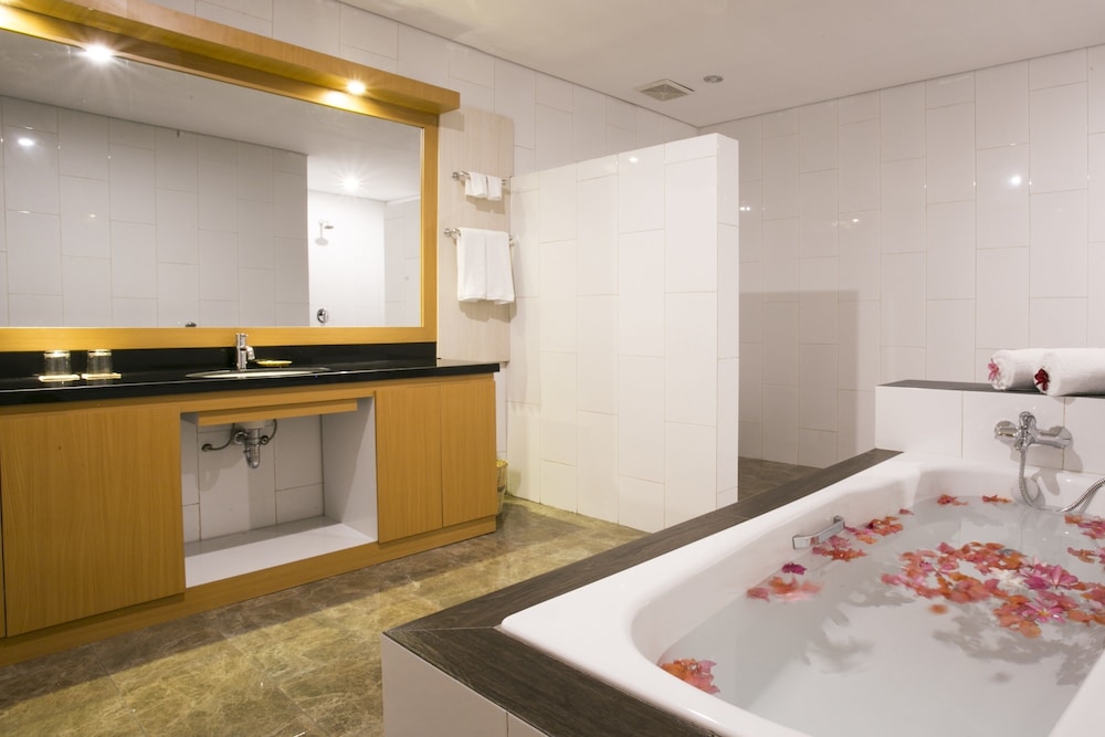 Luxury Suite (Sea View and Sea Front)