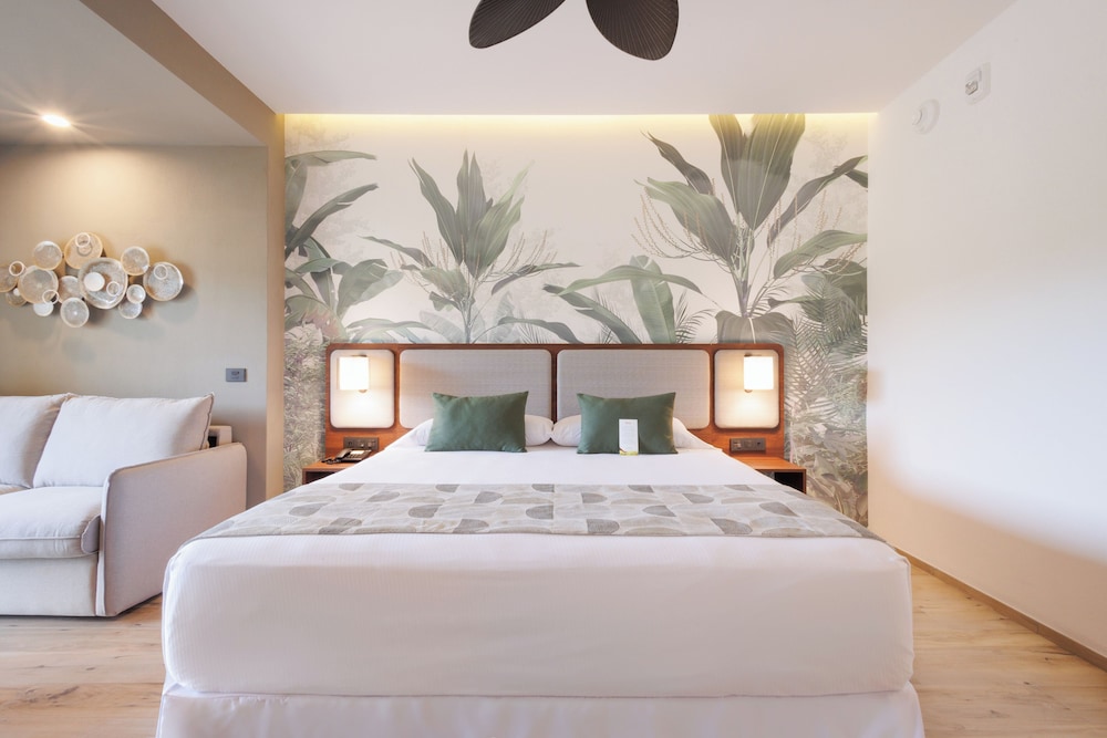 Deluxe Room, Pool View (B2C-US)