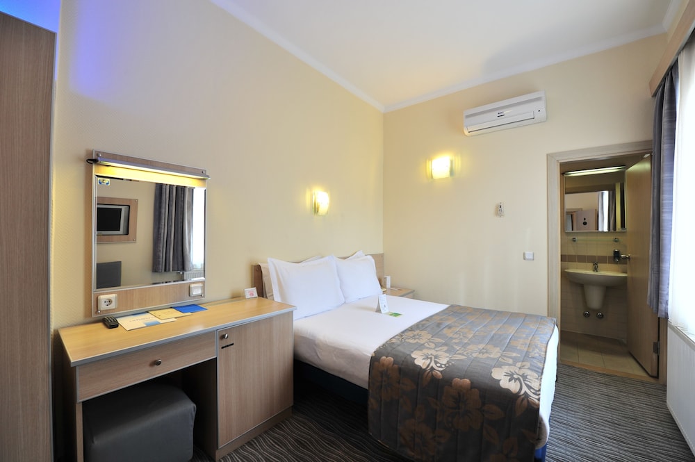 Standard Double or Twin Room photo 3