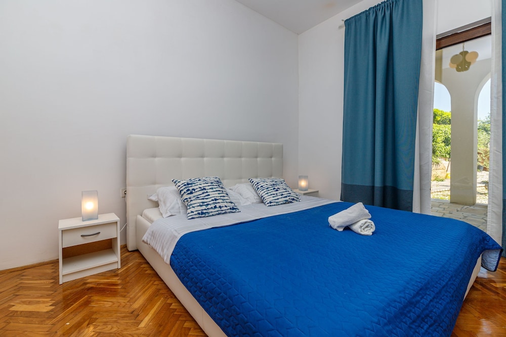 Family Apartment, Multiple Bedrooms, 2 Bathrooms (Exclusive Pool Escape Near Sea)