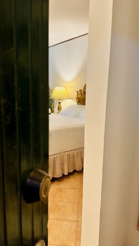 Deluxe Single Room, 1 Queen Bed photo 3