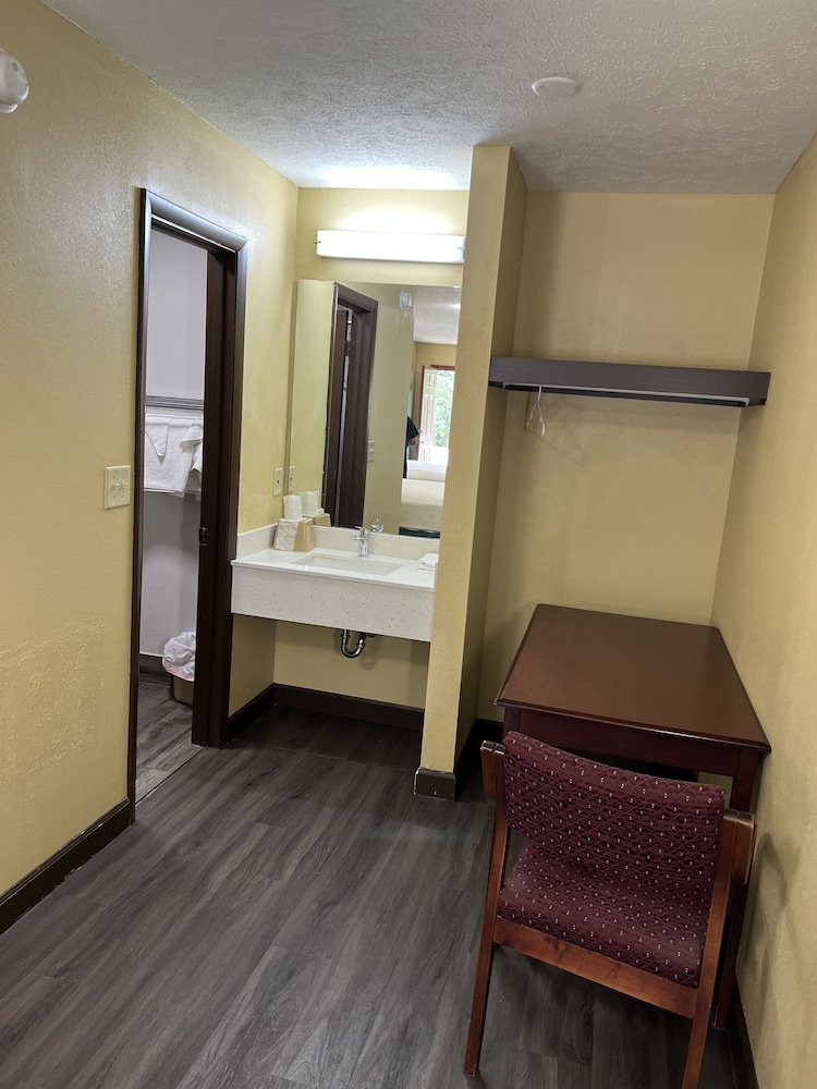 Basic Room, 2 Queen Beds, Smoking photo 2