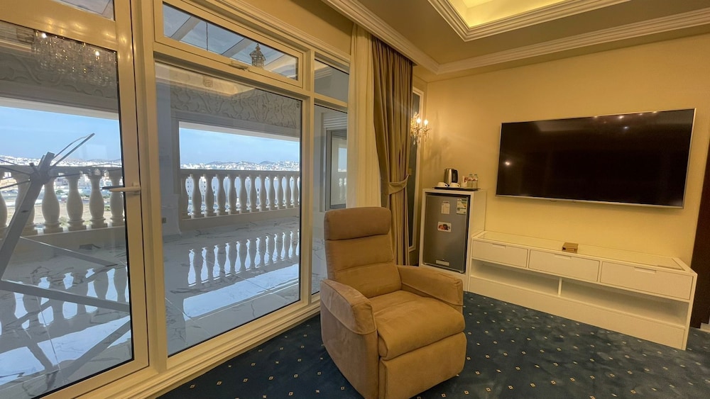 Executive Suite - Photo 3