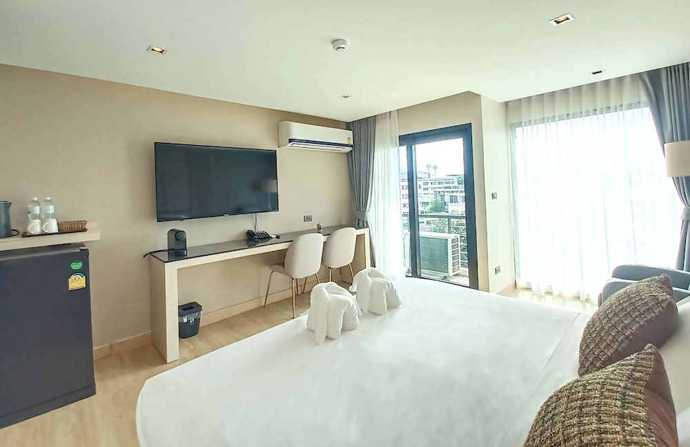 Deluxe King Room photo 2