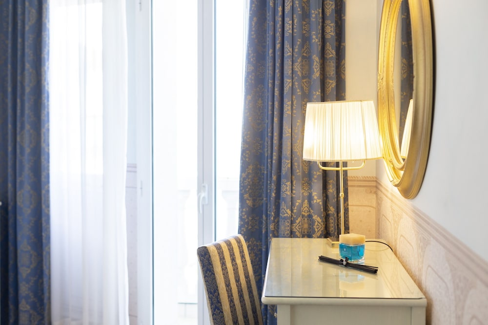 Classic Double or Twin Room, Partial Sea View photo 3