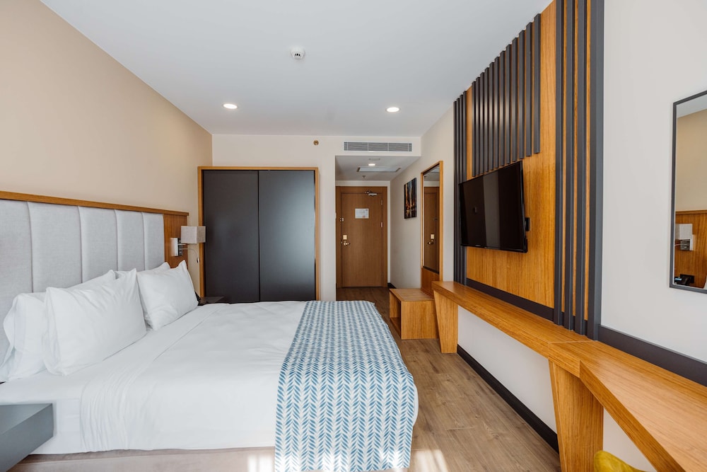 Standard Room, 1 Queen Bed, Non Smoking, Balcony - Photo 4