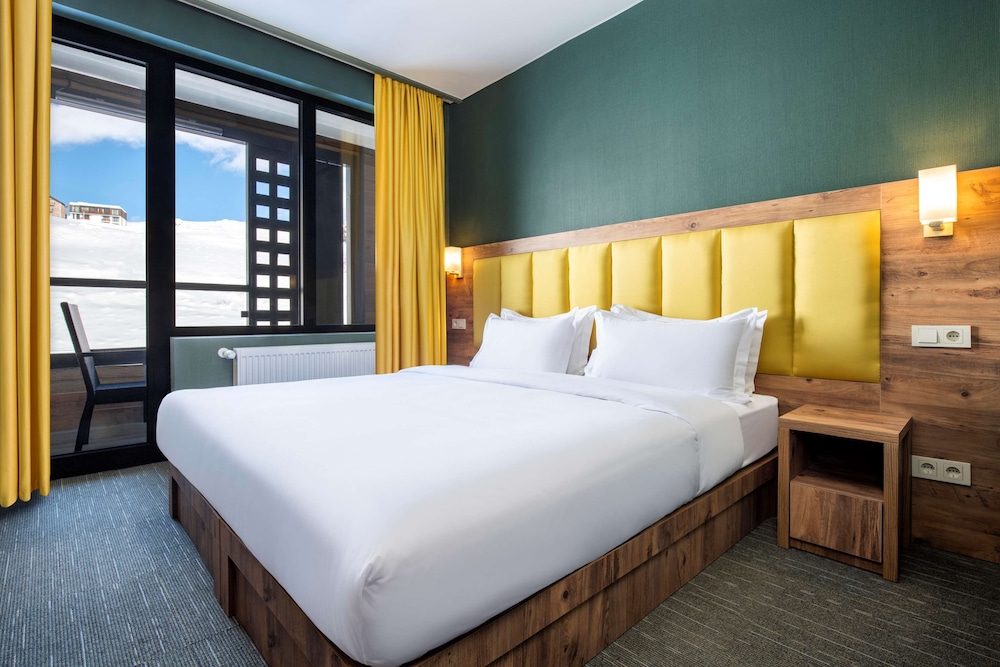 Standard Room, 1 King Bed, Balcony, Mountain View - Photo 1