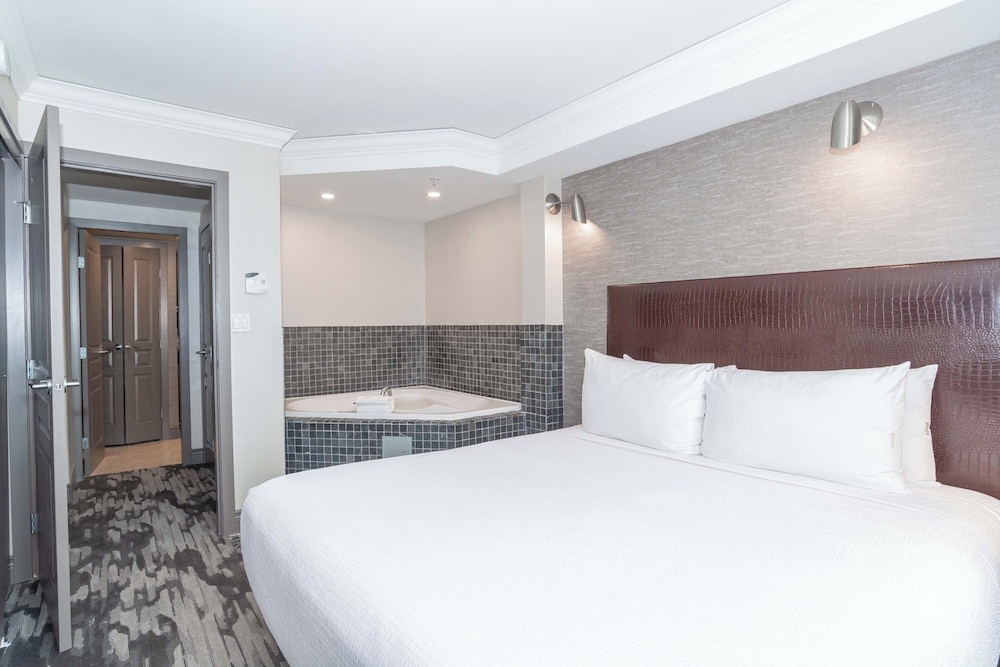 Suite, 1 King Bed, Kitchen (Washer Dryer, Jacuzzi) - Photo 3