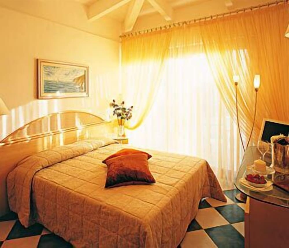 Double or Twin Room - Photo 6