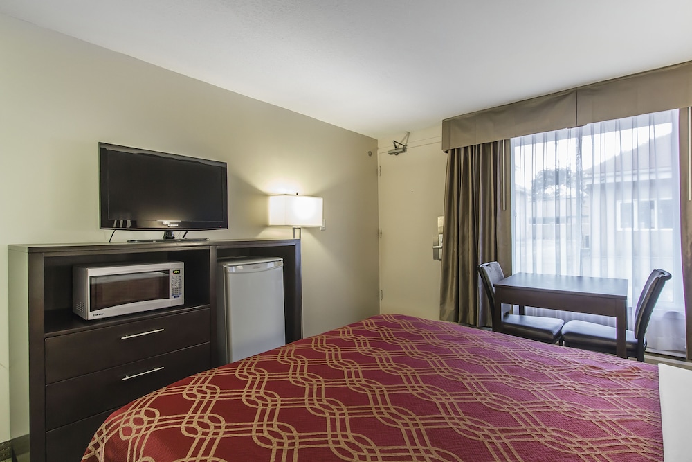 Standard Room, 1 Queen Bed, Non Smoking - Photo 4