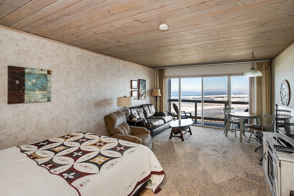 Studio, 1 Queen Bed, Ocean View, No Pets photo 2