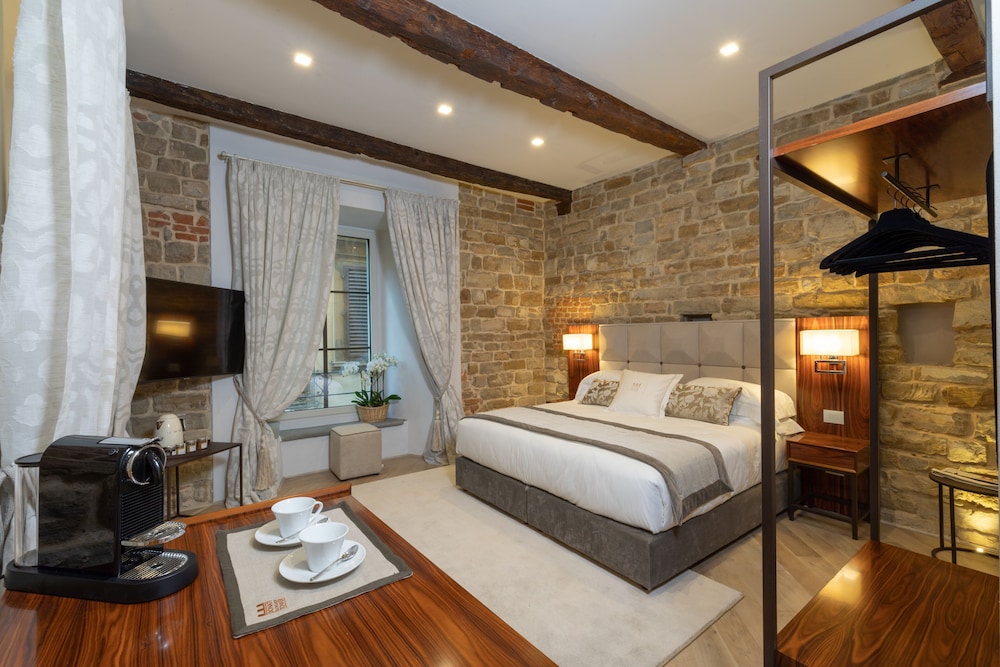 Junior Suite, City View (Gemma)
