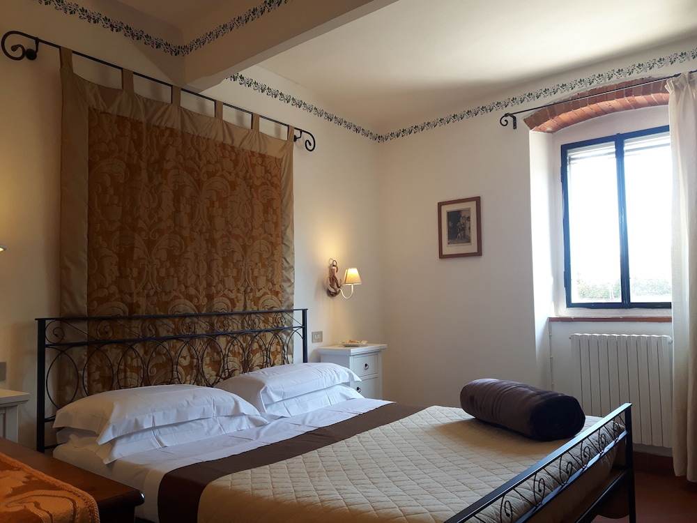 Classic Room, 1 King Bed, Refrigerator, Mezzanine