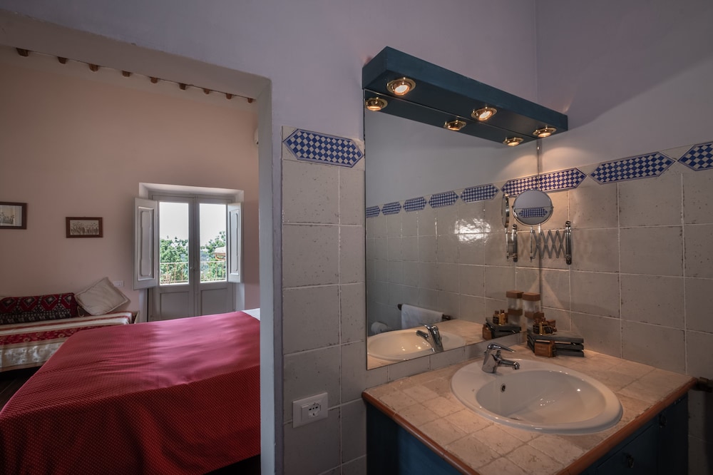 Deluxe Triple Room photo 3