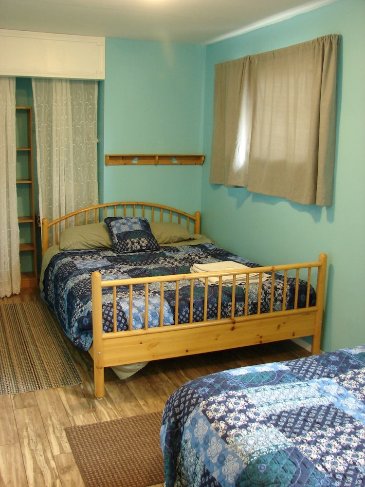 Elk Room, 2 Queen Beds, Sleeps 3, Shared Bathroom photo 3
