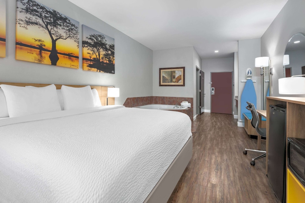 Deluxe Room, 1 King Bed, Non Smoking - Photo 5