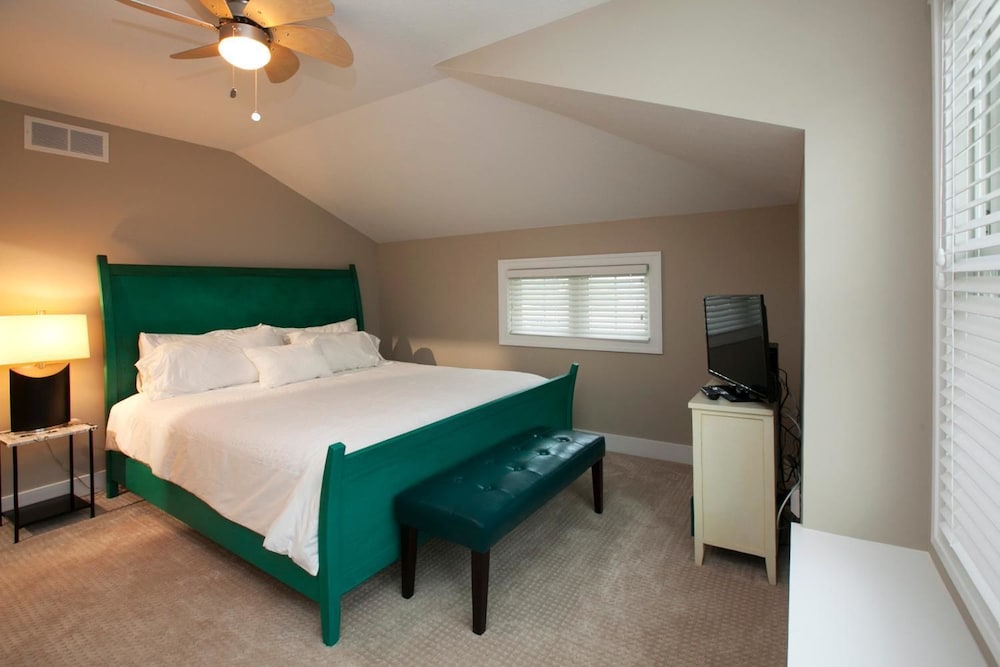 Condo, 4 Bedrooms, Hot Tub, Lake View photo 3