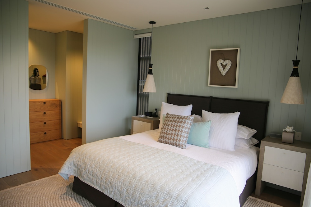Manor Residence Two Bedroom including Den photo 3