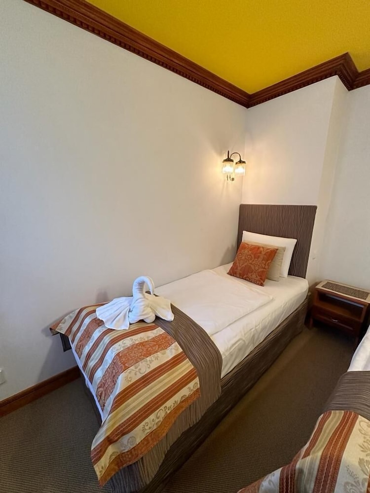 Economy Triple Room photo 3