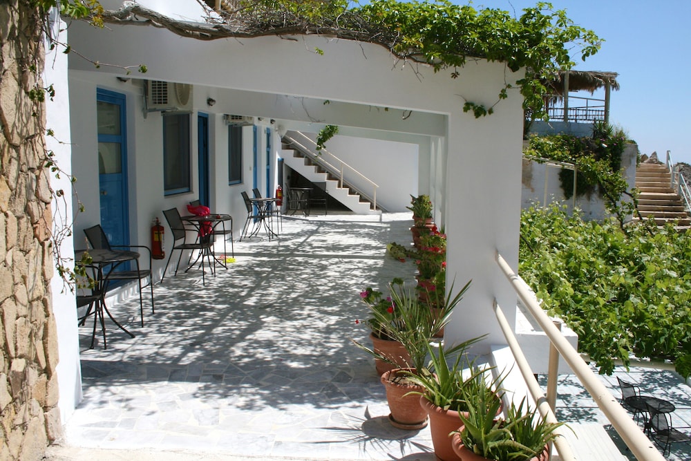 Twin Room, Sea View (Veranda) thumbnail 5