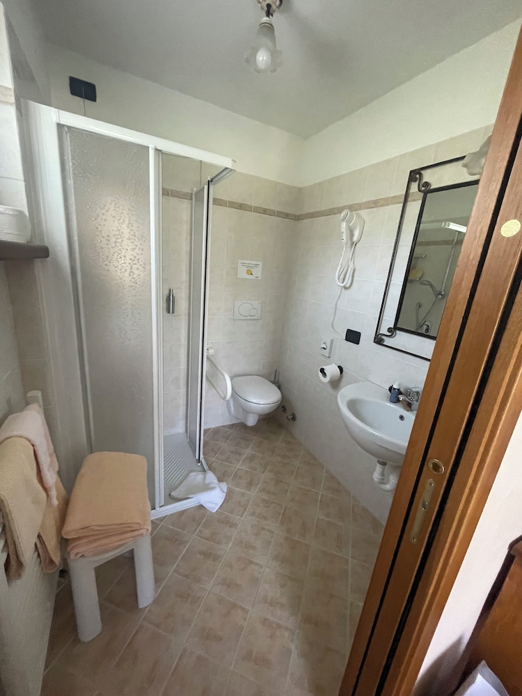 Basic Double Room photo 2