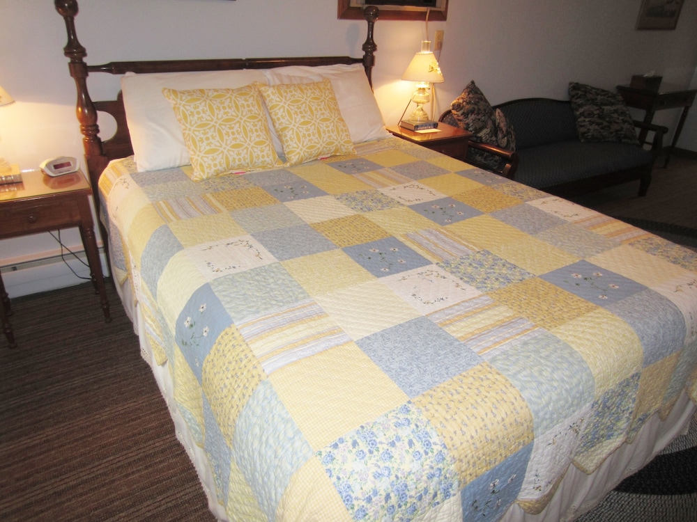 Deluxe Room, 1 Queen Bed photo 2