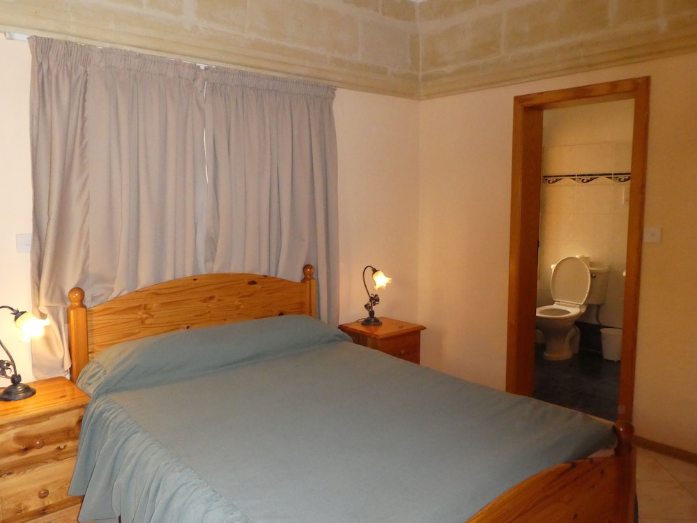 Economy Quadruple Room, Ground Floor (Street View) photo 2