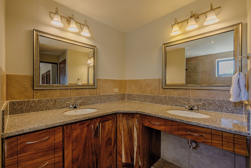 Exclusive Condo, 2 Bedrooms, Balcony, Ocean View photo 3