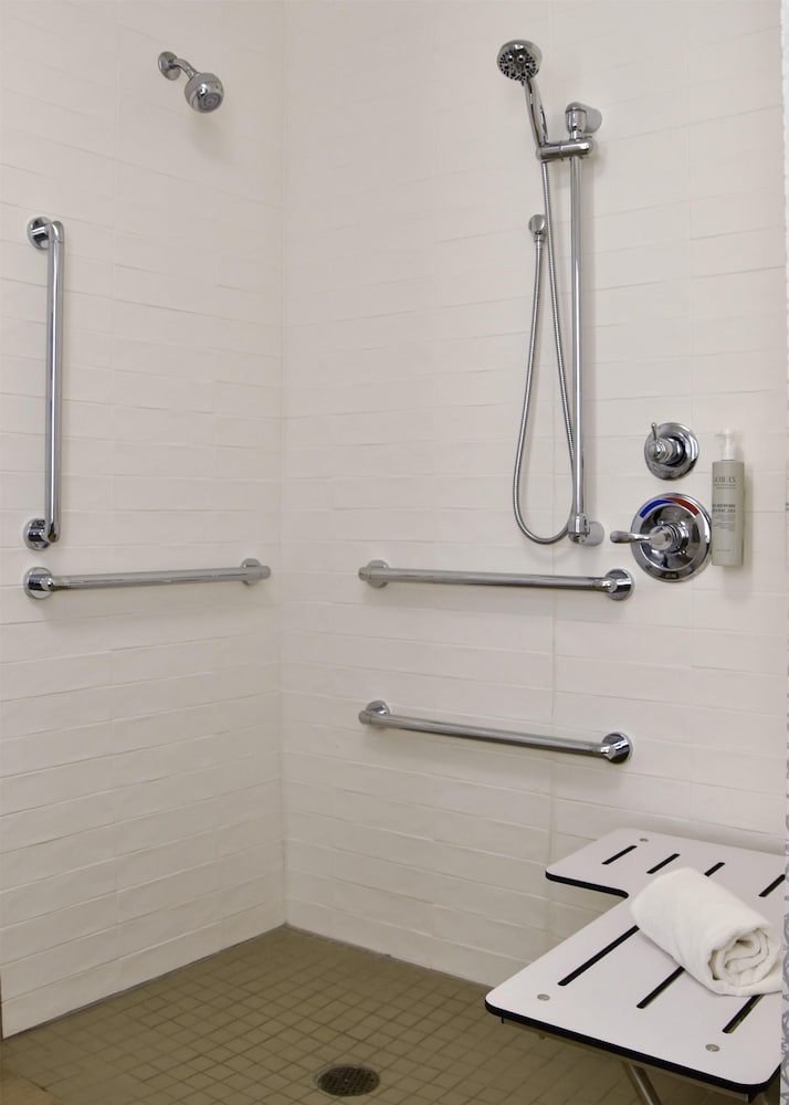 Room, 2 Queen Beds, Accessible (Hearing & Roll-In-Shower) - Photo 6