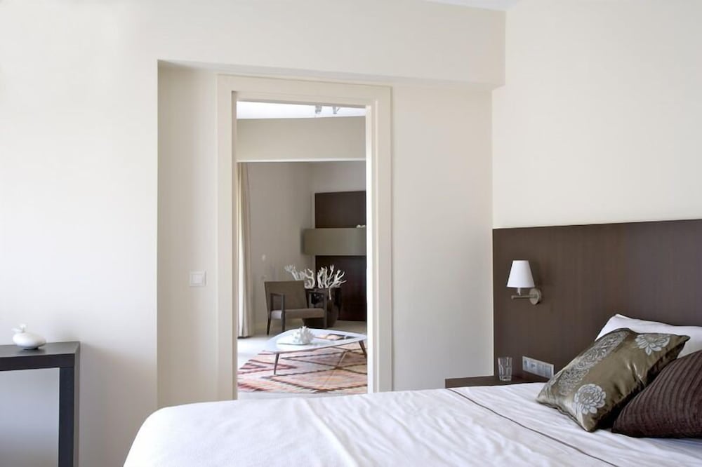 Executive Suite - Photo 2