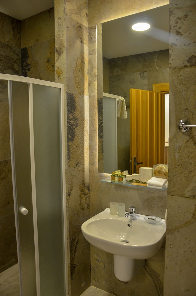 Standard Double Room, 1 King Bed - Photo 15