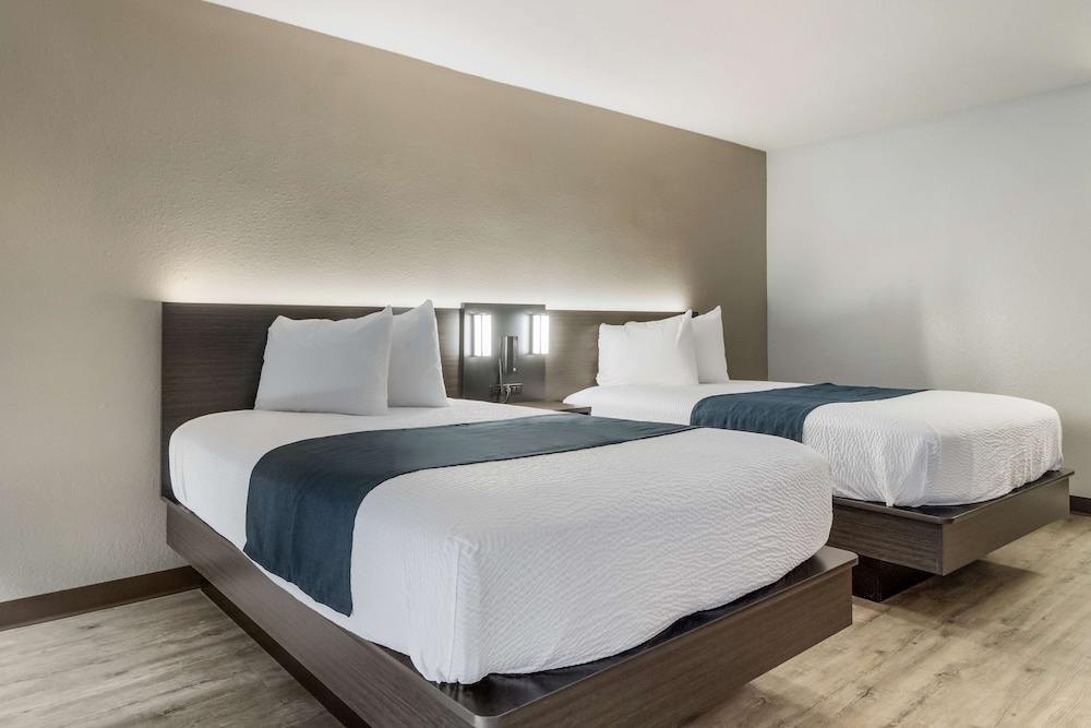 Deluxe Room, 2 Double Beds, Bathtub Grab Bars, Non Smoking (Refrigerator & Microwave) photo 1