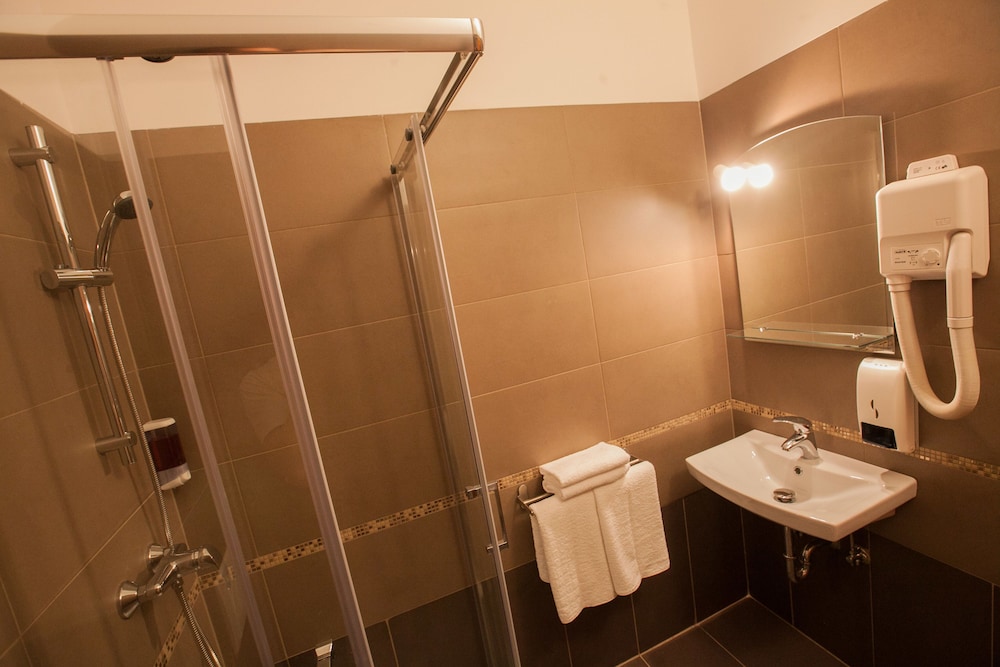 Quadruple Room - Photo 2