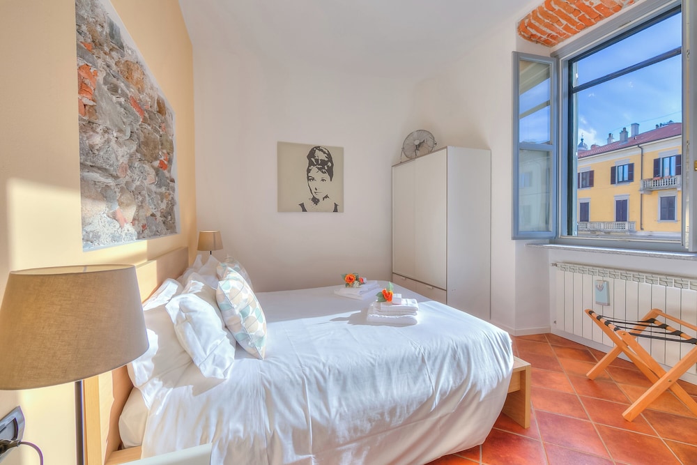 Honeymoon Apartment, Multiple Bedrooms, 2 Bathrooms, Lakeside (La Dolce Vita Pied dans L' Eau)