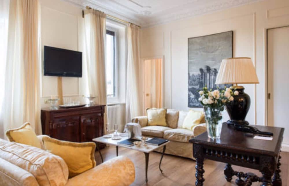 Plaza Suite photo 3