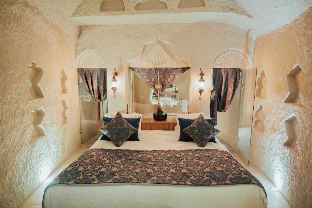 Queen Cave Suite with Stone Bathtub - Photo 1