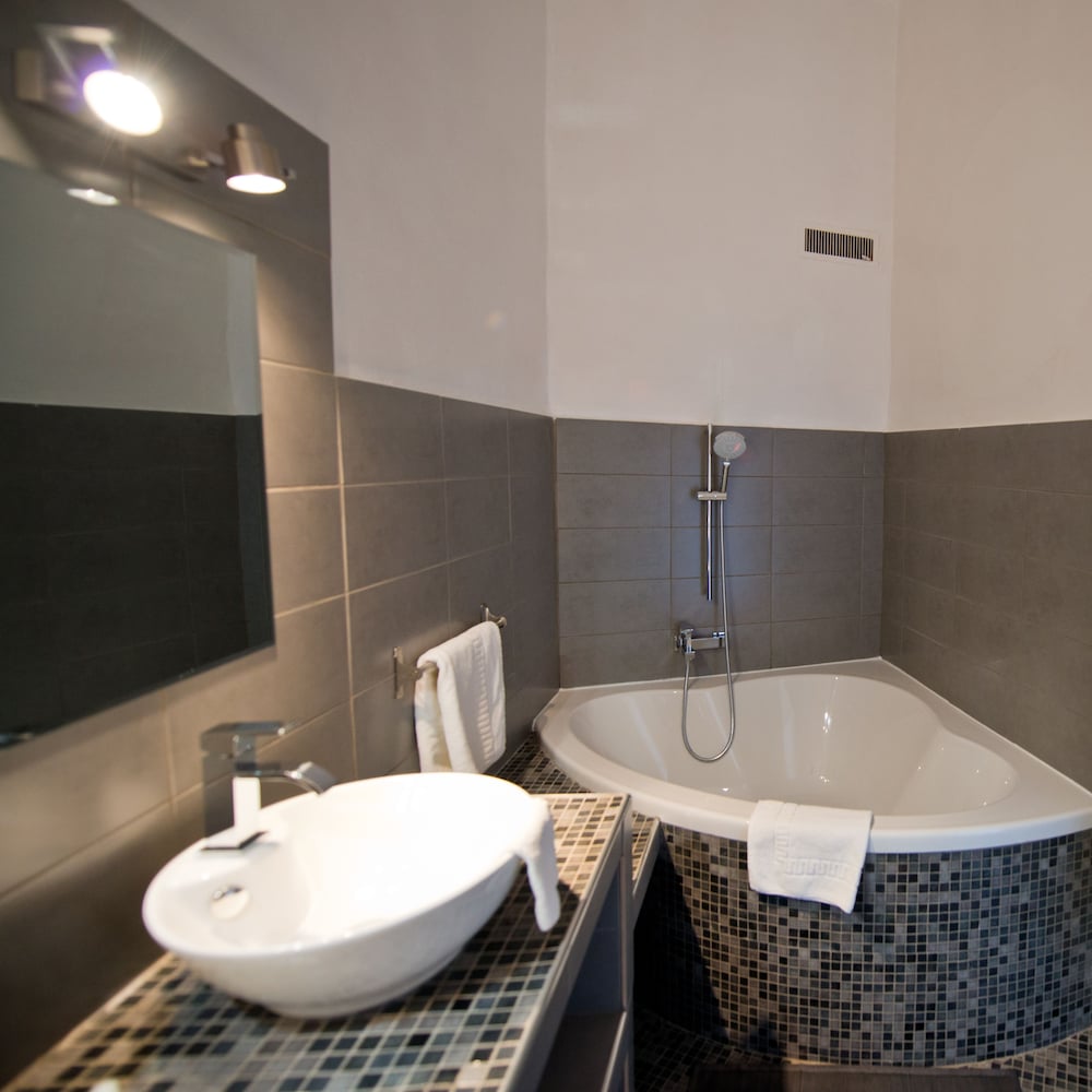 Standard Double Room - Photo 9