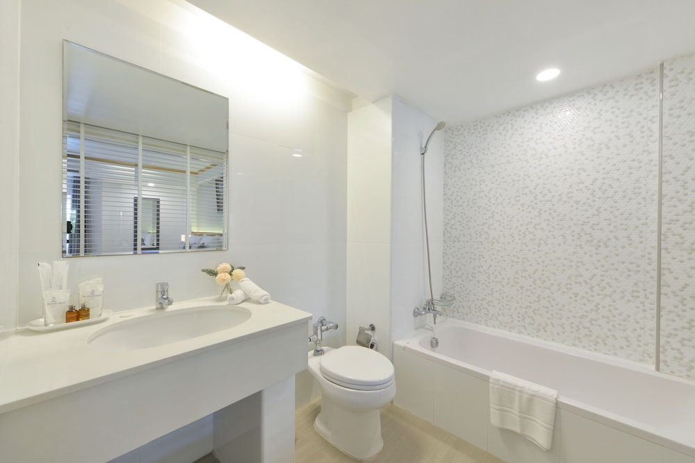 Deluxe Room with See-through Bathtub thumbnail 6
