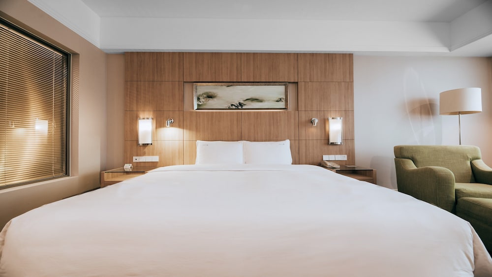 Standard Room, 1 King Bed, Garden View - Photo 3